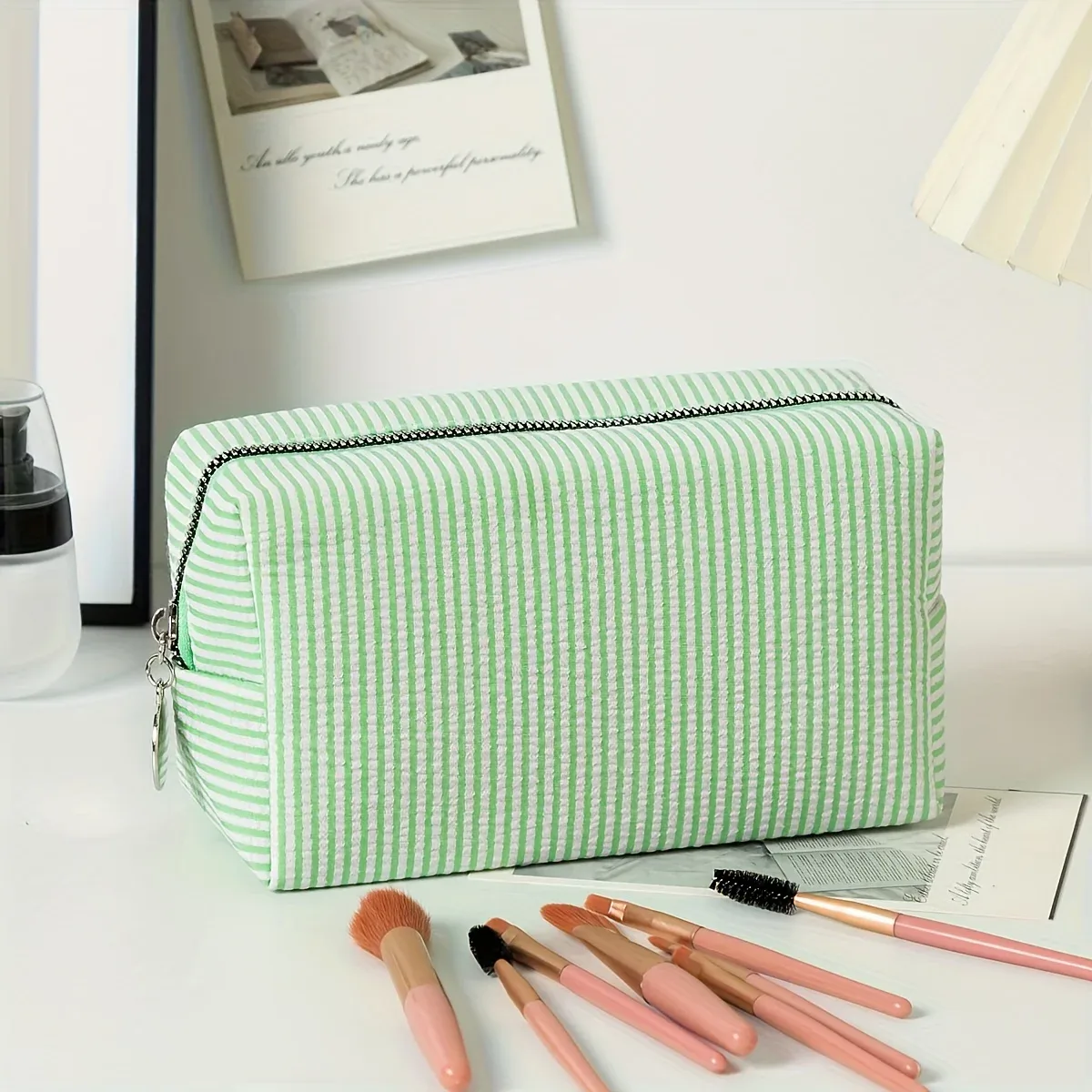 pochette de maquillage en seersucker brodée avec nom, trousse de toilette personnalisée, cadeau personnalisé pour demoiselle d'honneur, pour mariage, voyage, rangement