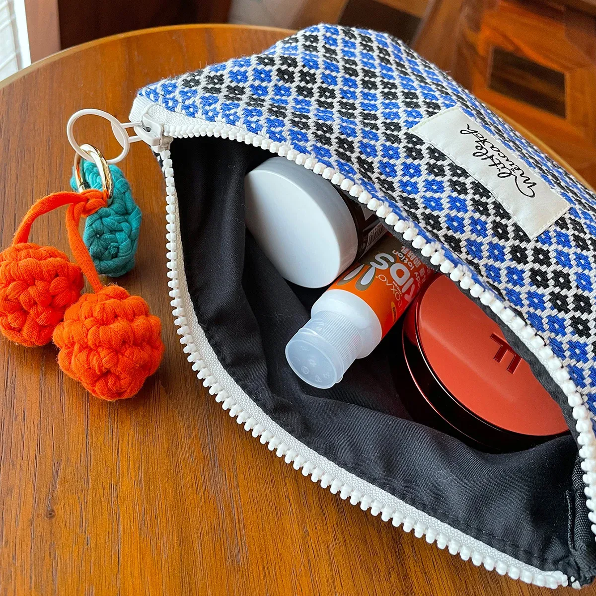 trousse de maquillage à motif géométrique bleu, sac à main de grande capacité, décoration de patch de lettre, aucun sac cosmétique suspendu