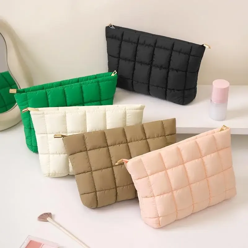 Sac à cosmétiques matelassé doux avec fermeture éclair résistante, organiseur portable pour le voyage quotidien, sac de rangement pour maquillage, cadeaux pour femmes