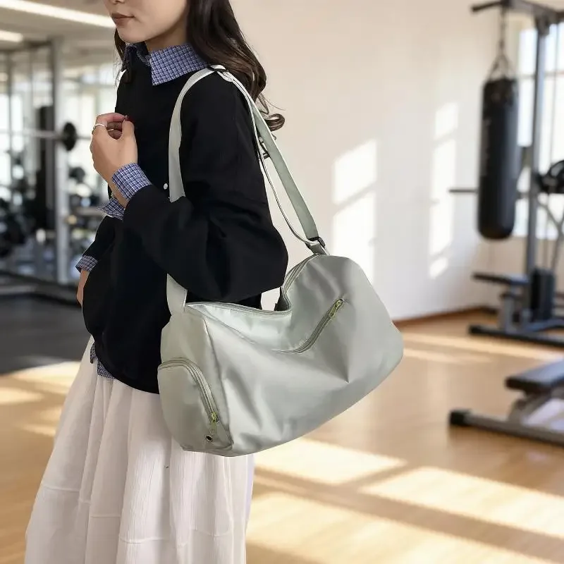 sac de sport en nylon beige résistant à l'eau avec sangle réglable, grande capacité pour la salle de sport, les voyages et les trajets quotidiens