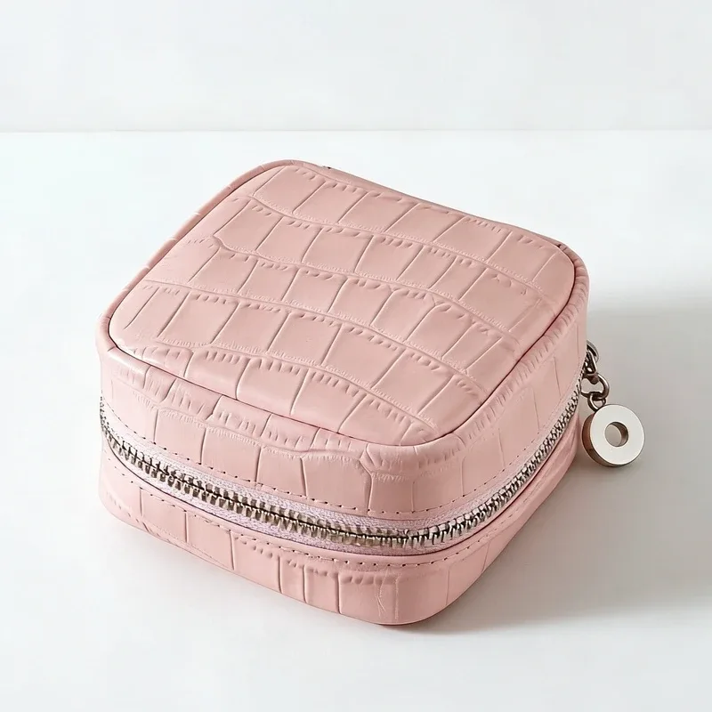 pochette de maquillage mini personnalisable avec initiales en cuir de vachette motif crocodile pour femmes, sacs à main de luxe de créateur, nouveauté 2026, organisateur de voyage