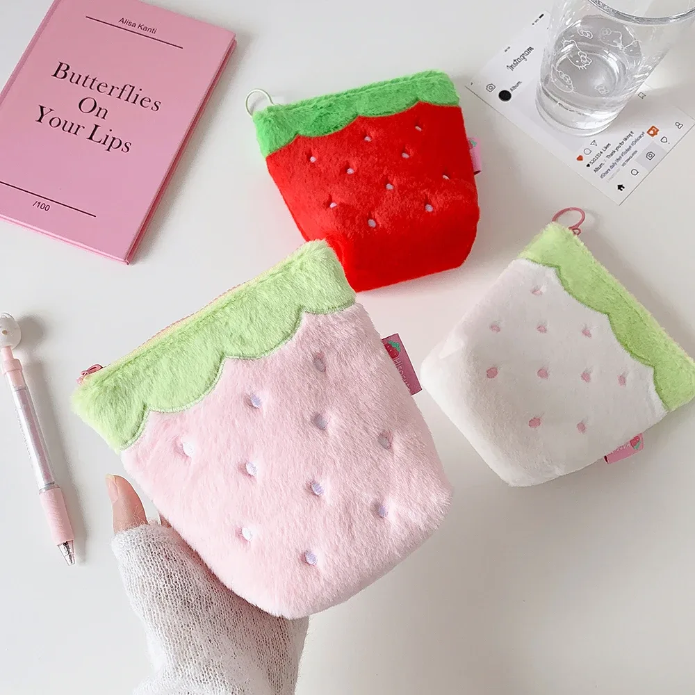 Trousse de Maquillage en Peluche Fraise Mignonne avec Fermeture Éclair, Sac de Voyage Portable Grande Capacité pour Filles, Trousse à Rouge à Lèvres, Trousse à Crayons pour Étudiants