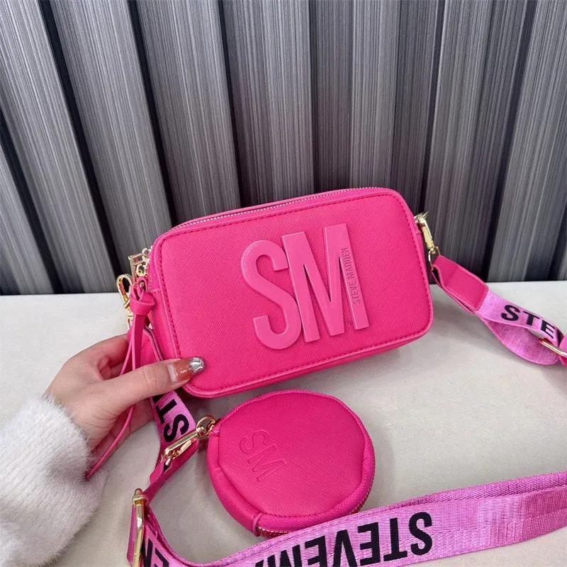 sac à bandoulière carré petit format steve madden, sac à appareil photo tendance, sac à bandoulière simple et élégant.