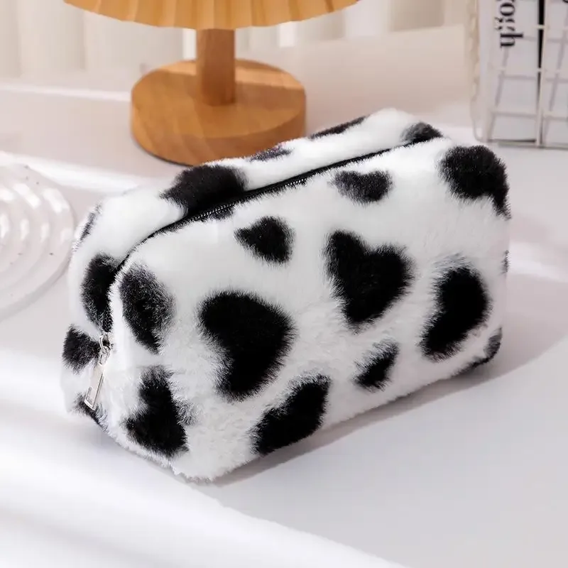 sac de rangement pour crayons décoré en forme de cœur. haute capacité et design tendance ; idéal pour l'organisation du bureau
