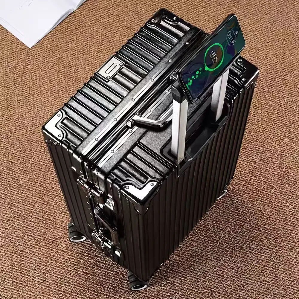 valise wolverine, une valise rigide avec 108 rivets, taille 20-28 pouces, dotée de roues silencieuses tout-terrain et d'un porte-gobelet.