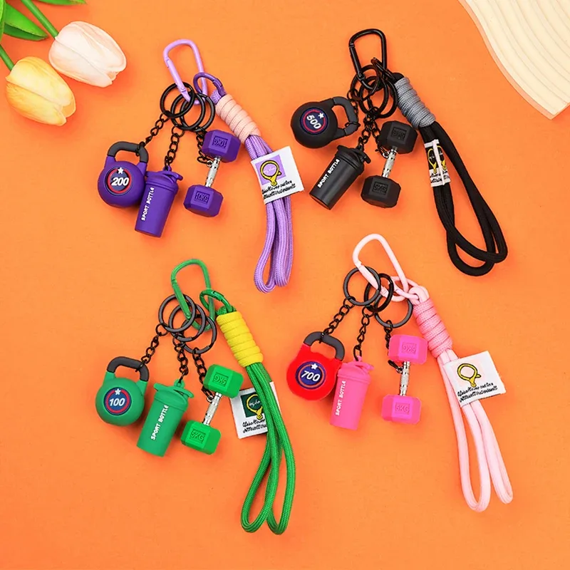 porte-clés fitness avec breloques mini haltère, disque de poids et bouteille de sport, sangle de poignet à clipser pour clés, sacs et sacs à dos