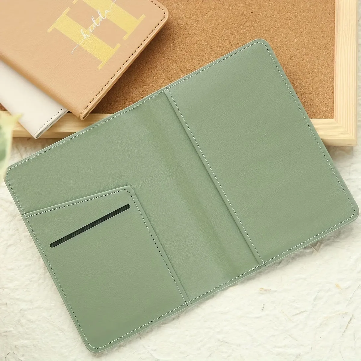1 couverture de passeport personnalisée avec nom et initiales sur mesure, design monogramme élégant, porte-documents coloré avec initiales.
