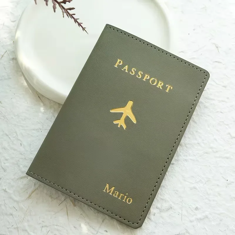porte-passeport personnalisé avec estampage à chaud et monogramme, cet élégant accessoire de voyage est un document fait main