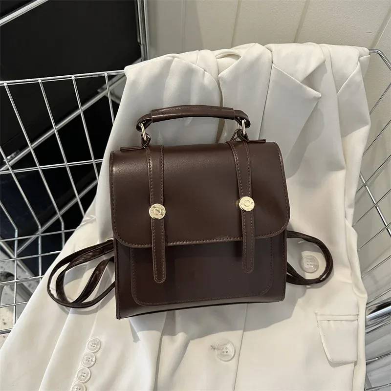 sac à dos décontracté vintage en similicuir avec breloque en peluche mignonne, sac à bandoulière rétro à rabat avec poignée supérieure pour femme, idéal pour les trajets quotidiens