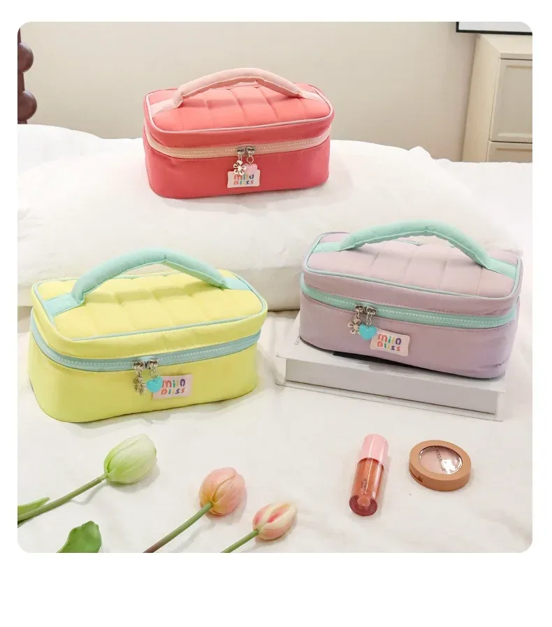 trousse de maquillage à main personnalisée de grande valeur de style coréen de style ins, blocage de couleur mignon, maquillage de soin portable de grande capacité b
