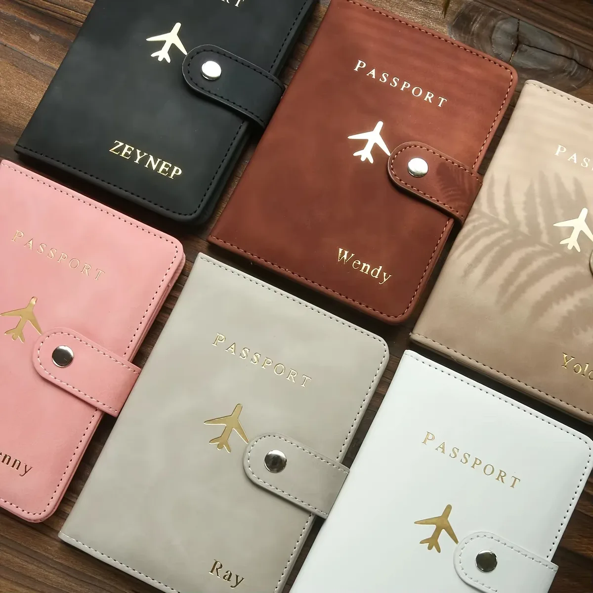 ensemble de couverture de passeport et d'étiquette de bagage personnalisés avec monogramme doré à chaud, en cuir pu texturé, personnalisé avec des noms sur mesure pour les voyages