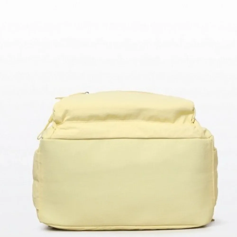 sac à dos minimaliste en nylon de grande capacité, fermeture éclair sécurisée, sac à dos léger et imperméable pour l'école et les voyages.