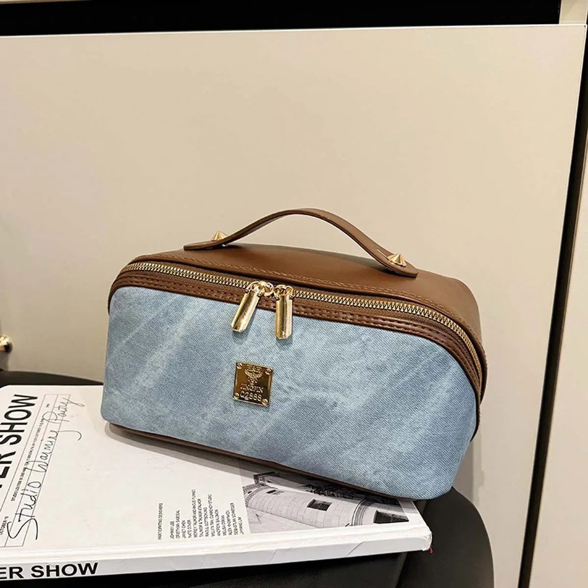 nouvelle trousse de toilette, sac de rangement de voyage haut de gamme en denim et cuir pu avec empiècements color-block, trousse de toilette de marque en métal