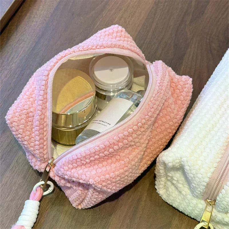 nouvelle trousse de maquillage grande capacité en peluche couleur bonbon style ins pour fille, sac de toilette portable de voyage, petit rangement à main 2026