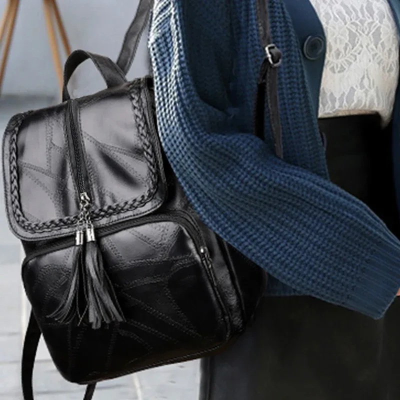 sac à dos décontracté vintage à rabat et pompon, sac à dos léger en cuir noir pour le shopping, les rendez-vous et les escapades de week-end