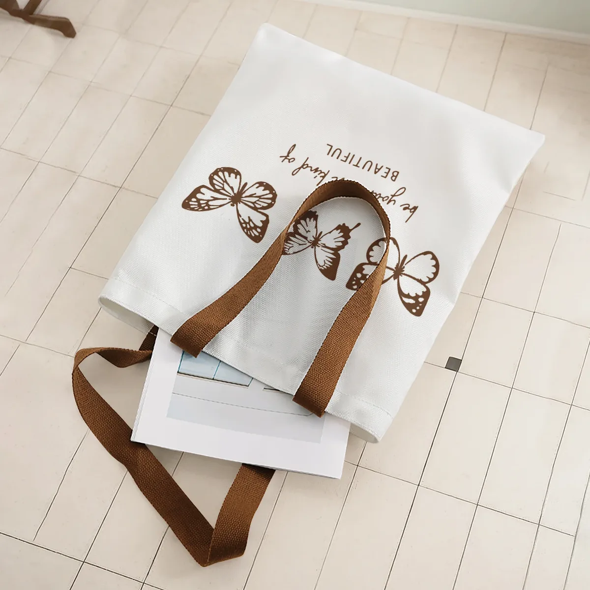 sac fourre-tout à bandoulière de grande capacité avec imprimé de lettres inspirantes et motif papillon marron, pour le shopping, les voyages et l'usage quotidien