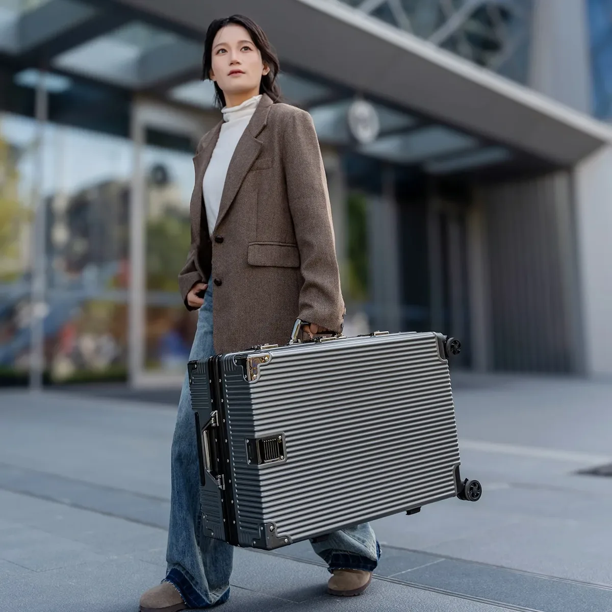 valise wolverine, une valise rigide avec 108 rivets, taille 20-28 pouces, dotée de roues silencieuses tout-ter