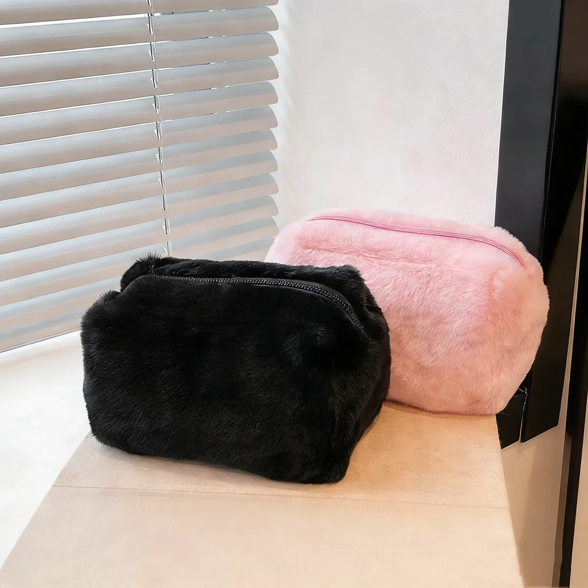 sac à maquillage en fausse fourrure moelleuse et mignonne, grande capacité, pochette cosmétique pour les voyages et l'usage quotidien