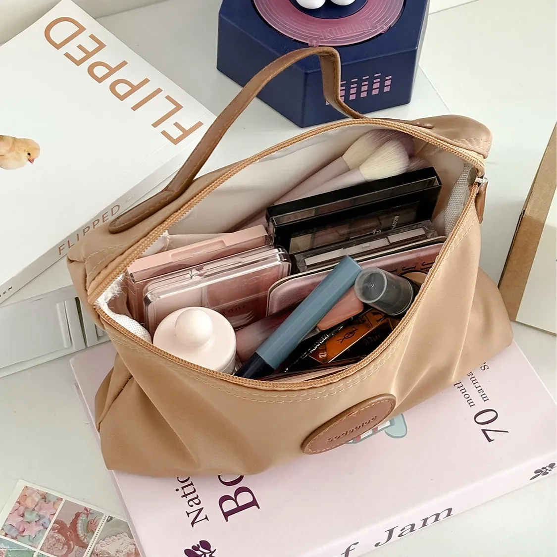 nouvelle trousse de toilette en nylon avec étiquette en cuir, légère et portable, organiseur de maquillage de voyage tendance pour femmes et hommes