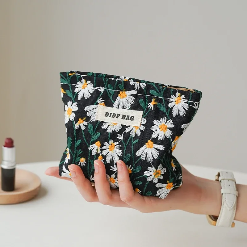 mini sac à cosmétiques portable rouge doux pour femme, petit sac de rangement pour serviettes hygiéniques, sac pour pièces de monnaie et clés, sac pour cartes bancaires portables