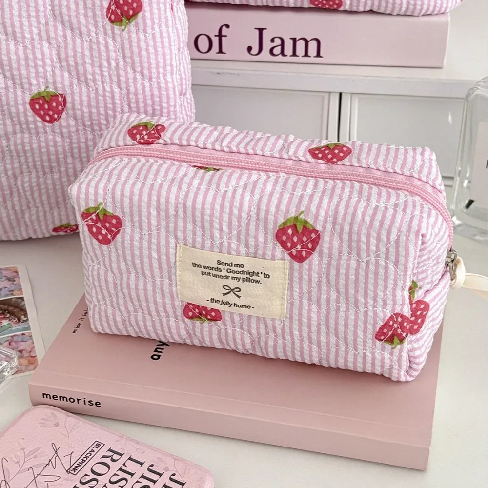 Sac à cosmétiques matelassé rose fraise pour femmes, organisateur de voyage Portable, pochette de rangement de maquillage de toilette, sac à main pour dames, sac à fermeture éclair