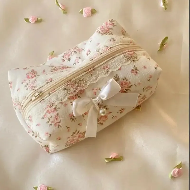 organisateur de maquillage de grande capacité pour femmes, 1 pièce, sac à cosmétiques avec nœud en dentelle, trousse de toilette de voyage, sac de rangement, trousse à crayons à volants à fermeture éclair