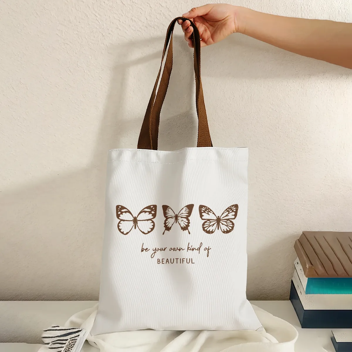 sac fourre-tout à bandoulière de grande capacité avec imprimé de lettres inspirantes et motif papillon marron, pour le shopping, les voyages et l'usage quotidien