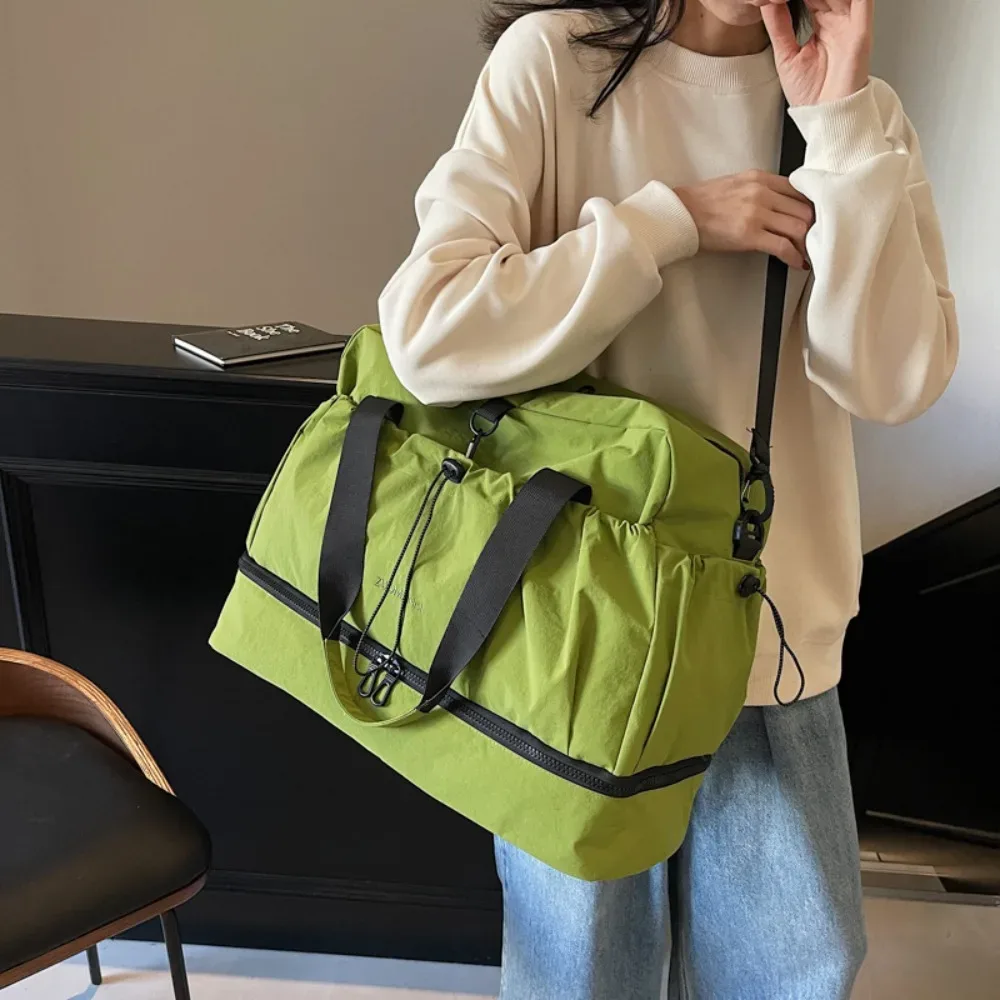 grand sac de voyage - spacieux, léger et durable. avec sangle réglable et poches. parfaite pour les voyages et les trajets quotidiens sac à main pour femme