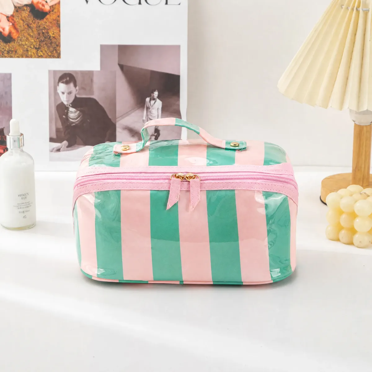 sac de voyage léger à grande capacité en pvc rayé pour cosmétiques, haute valeur esthétique, matériau intérieur oxford imperméable, triangulaire