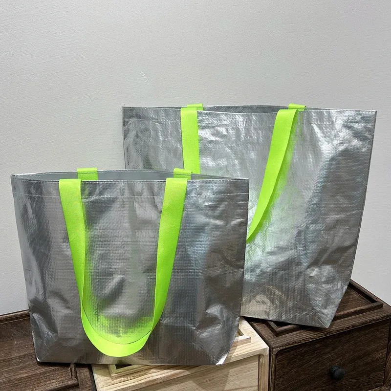 sac de courses réutilisable imperméable argenté avec poignées violettes, sac fourre-tout tissé à bandoulière, sac à main portable pour courses, vêtements et rangement quotidien