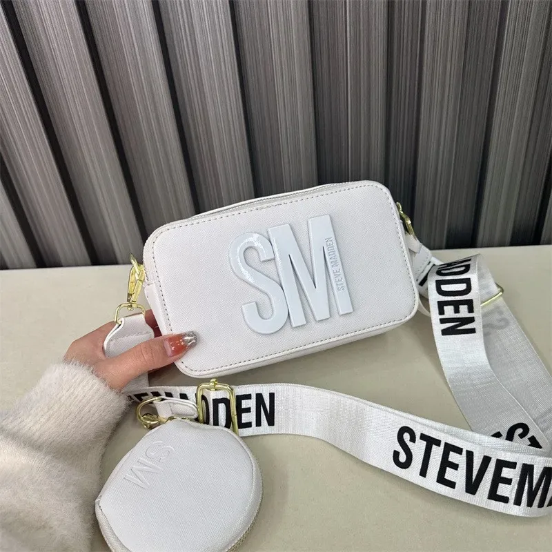 sac à bandoulière carré petit format steve madden, sac à appareil photo tendance, sac à bandoulière simple et élégant.