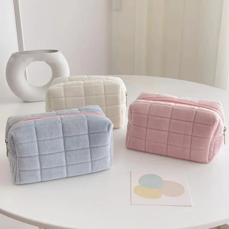 Sac de maquillage en peluche mignon pour femmes, petit sac cosmétique portable de voyage, trousse de toilette unie avec fermeture éclair, pochette de rangement pour articles de toilette