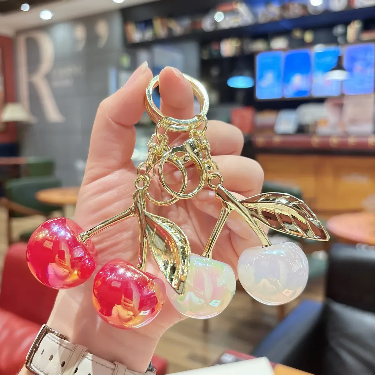 Porte-clés en résine colorée en forme de cerise, pendentif mignon pour sac, accessoire de sac à dos haut de gamme pour fille
