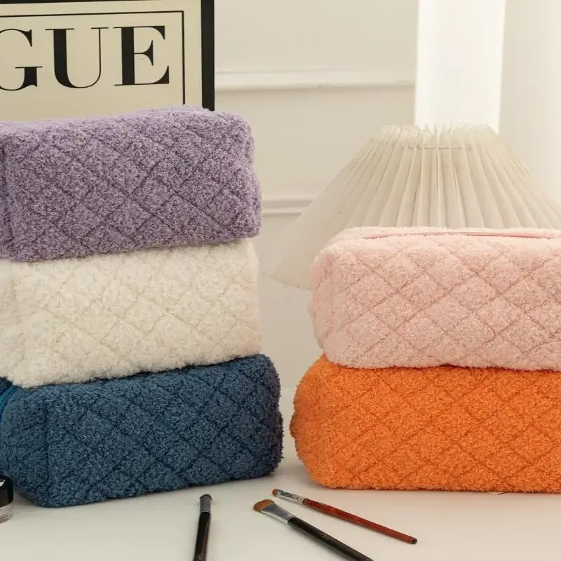 Trousse de Maquillage Douce en Peluche avec Poignée Intégrée ; Motif Cœur Adorable ; Rangement Cosmétique Portable de Voyage, Trousse à Crayons et Pochette Organisateur.