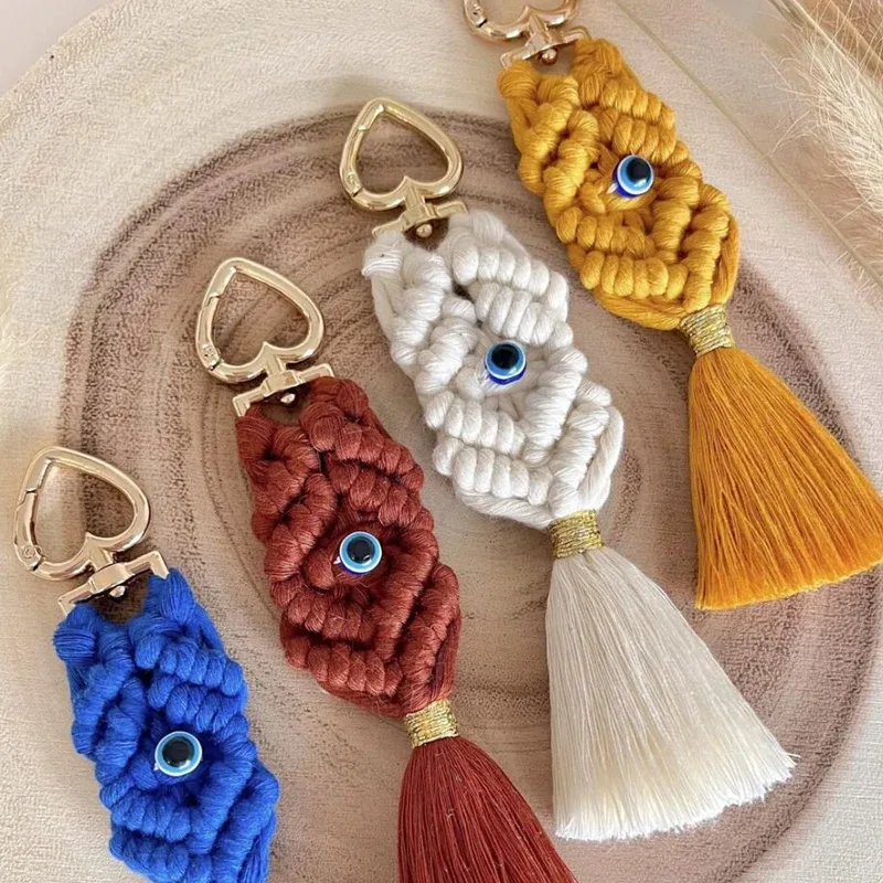 porte-clés bohème tissé à la main avec pompon et perle œil porte-bonheur - idéal pour sacs à main, clés de voiture, portefeuilles et sacs à dos - cadeau parfait