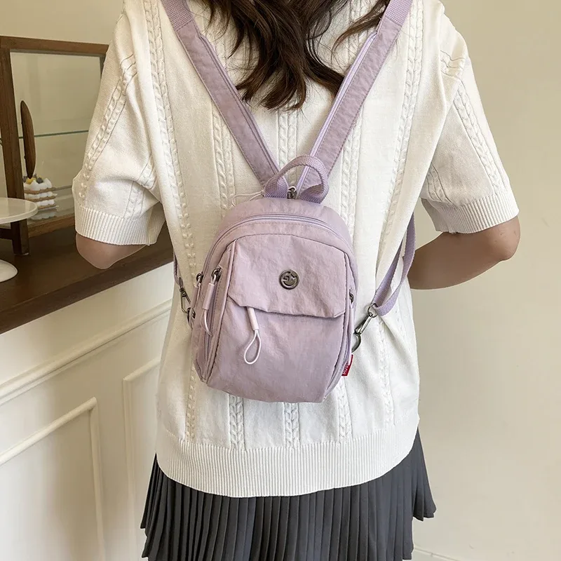 Mini sac à dos en nylon multicolore, petit sac à la mode et polyvalent pour femme, sac à dos multifonctionnel pour les voyages décontractés