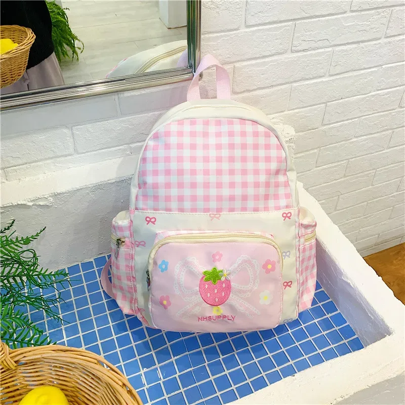 sac à dos scolaire léger en nylon à carreaux pour fille, broderie mignonne de fraises, sac à dos imperméable kawaii pour les trajets quotidiens