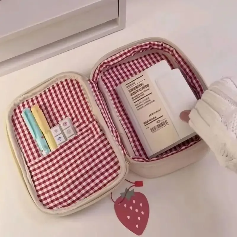sac de rangement pour papeterie en peluche mignon en forme de fraise, pochette cosmétique duveteuse, grande capacité, trousse à crayons multifonctionnelle pour usage quotidien.