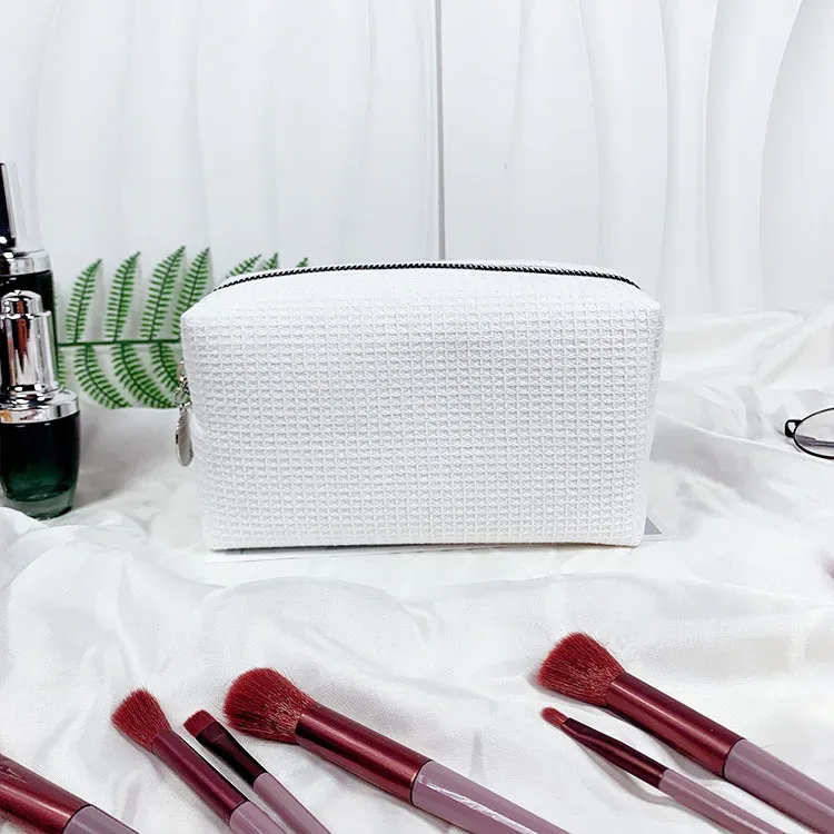 sac à cosmétiques gaufré avec nom personnalisé, rangement de voyage brodé pour femmes, trousse de maquillage pour filles simples, sacs cadeaux d'anniversaire pour femmes
