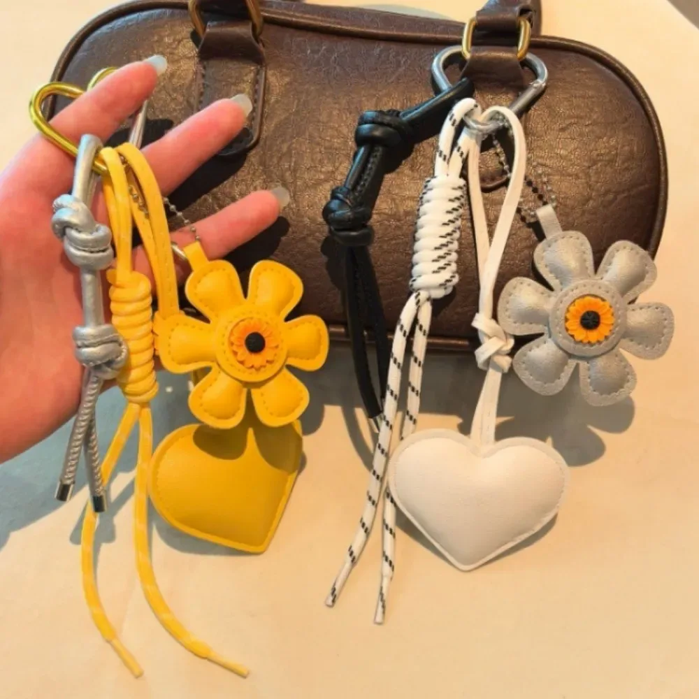 breloque et porte-clés vintage en cuir en forme de cœur fleuri, pendentif de sac bohème fait main avec pompon pour femme, accessoire esthétique pour sacs fourre-tout