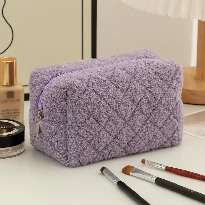 trousse de maquillage douce en peluche avec poignée intégrée ; motif cœur adorable ; rangement cosmétique portable de voyage, trousse à crayons et pochette organisateur.
