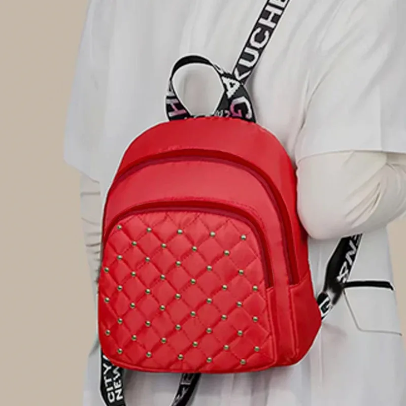 sac à dos clouté chic et élégant, multicolore, matelassé, sangle réglable, léger pour les déplacements quotidiens, sac élégant fonctionnel décontracté