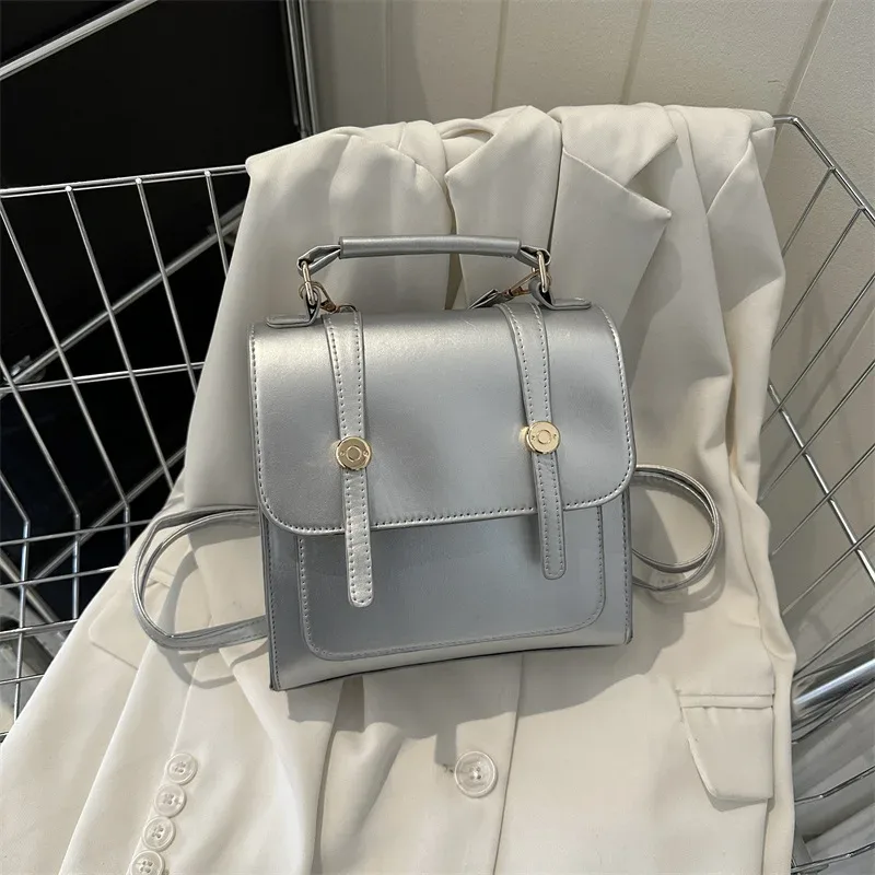 sac à dos décontracté vintage en similicuir avec breloque en peluche mignonne, sac à bandoulière rétro à rabat avec poignée supérieure pour femme, idéal pour les trajets quotidiens