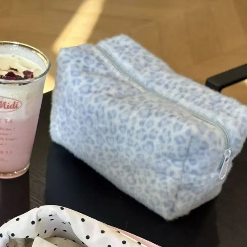 organisateur de toilette de voyage résistant à l'usure, étui de rangement mignon, sac cosmétique en fausse fourrure imprimé léopard rose, pochette de maquillage en peluche pour femmes