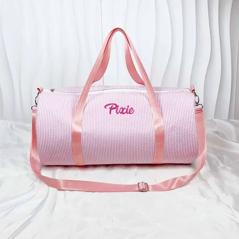 Sac polochon personnalisé pour bébé, sac de voyage monogramme Seersucker, sac de danse pour enfants, sac à langer pour tout-petits, cadeaux pour enfants, sac de week-end