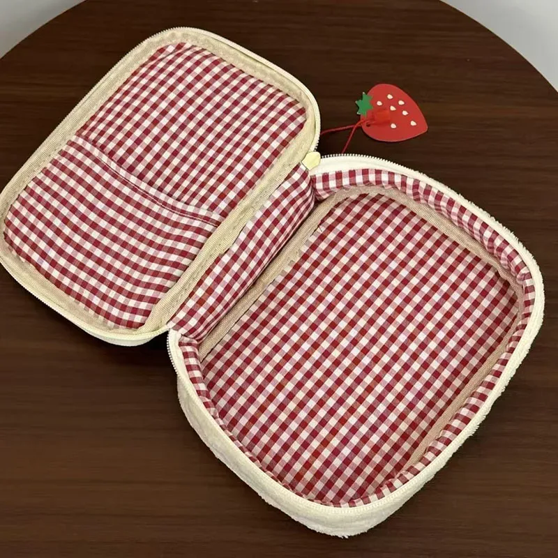 trousse de maquillage en peluche brodé fraise, sac de rangement multifonctionnel pour femme, sac à haute valeur esthétique