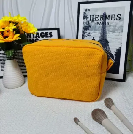 trousse de toilette personnalisée en tissu gaufré : pochette de toilette monogrammée | organisateur de voyage avec nom brodé | cadeau pour une future mariée