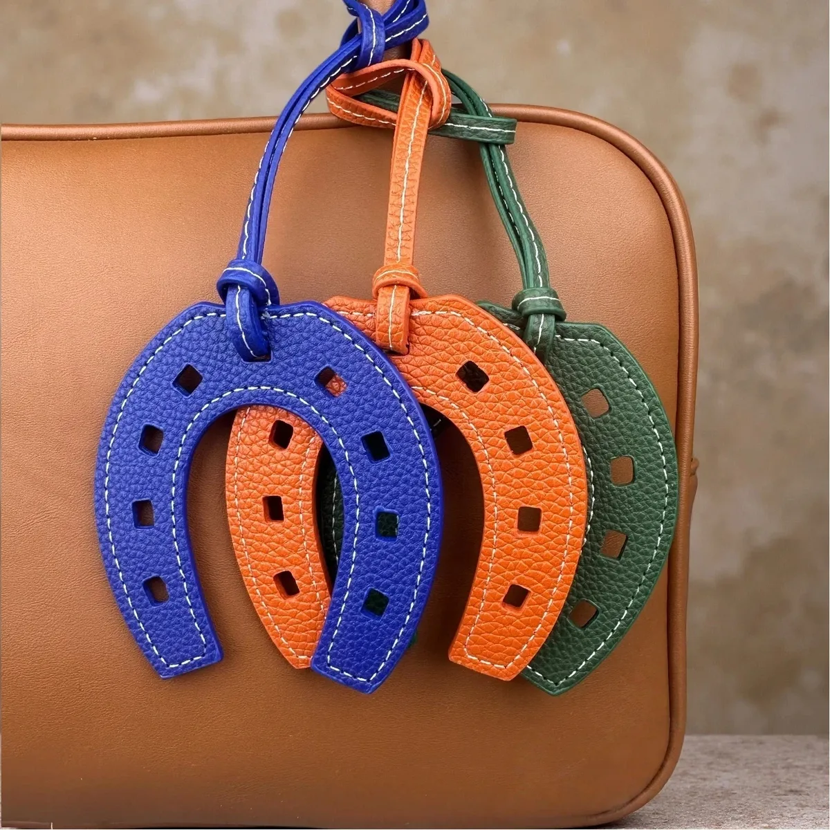 breloque/porte-clés en cuir pu faite à la main tête de cheval et fer à cheval - cadeau équestre unique pour sac à main et sac à dos - accessoire de mode pour sac