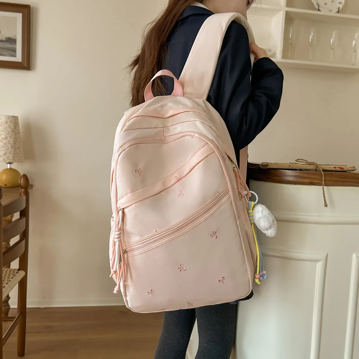 sacs à dos tendance en nylon brodés avec nœud, collection printemps/été 2026, nouveaux sacs polyvalents grande capacité pour étudiants et trajets quotidiens