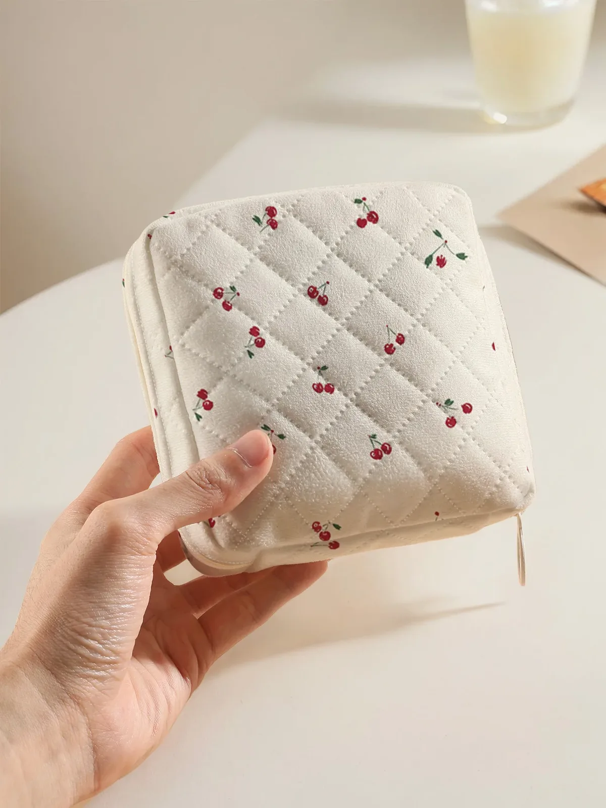 1 sac de rangement portable pour serviettes hygiéniques, imprimé de petites cerises rouges, pochette légère pour serviettes hygiéniques en tissu matelassé diamanté pour femmes